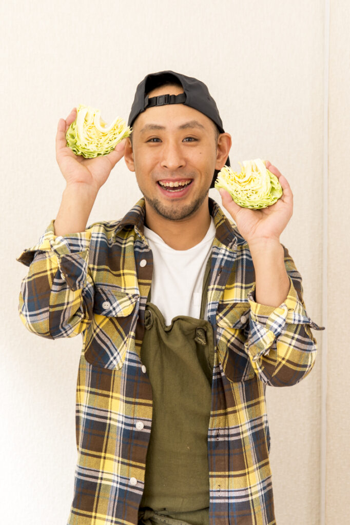 キャベツを持つ料理研究家のポートレイト